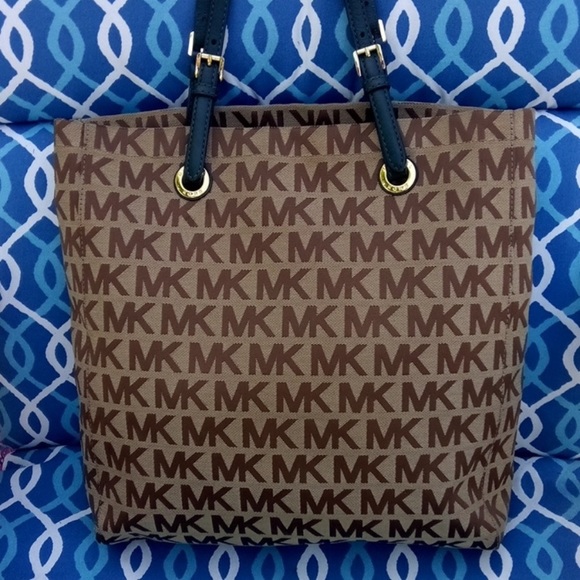 Michael Kors Handbags - MAKE OFFER🦋Michael Kors Purse🦋